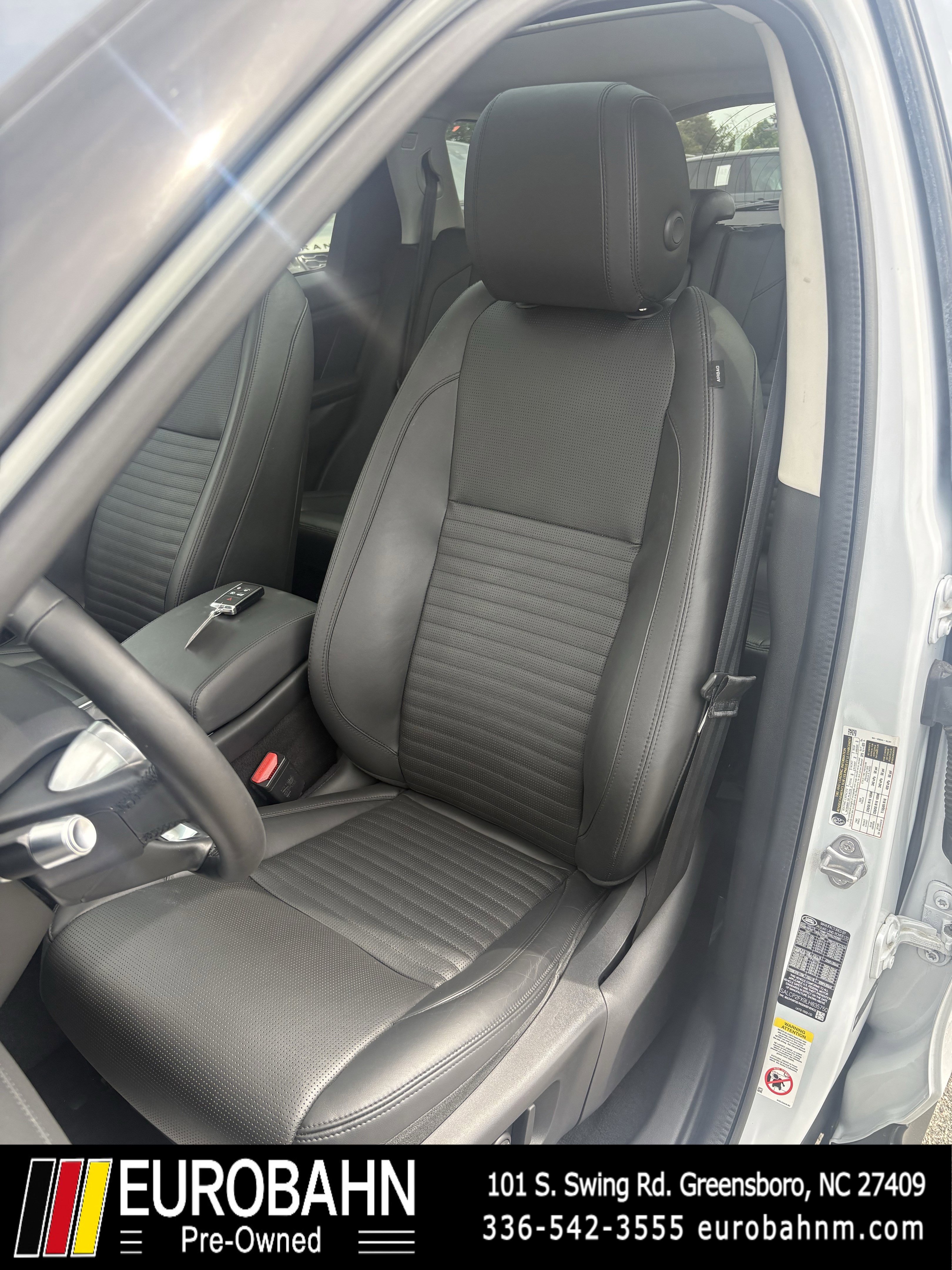 Used 2020 Land Rover Discovery Sport SE image 6