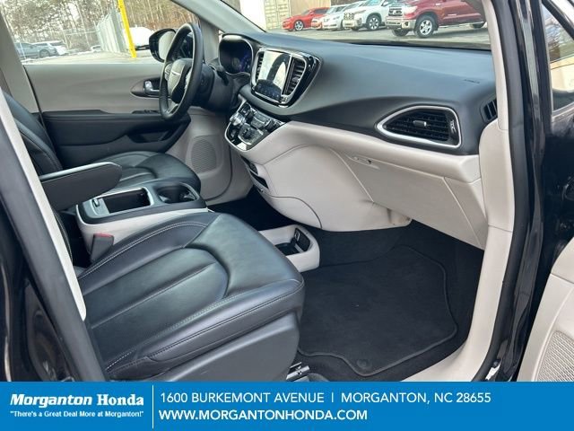 Used 2024 Chrysler Pacifica Touring-L image 37