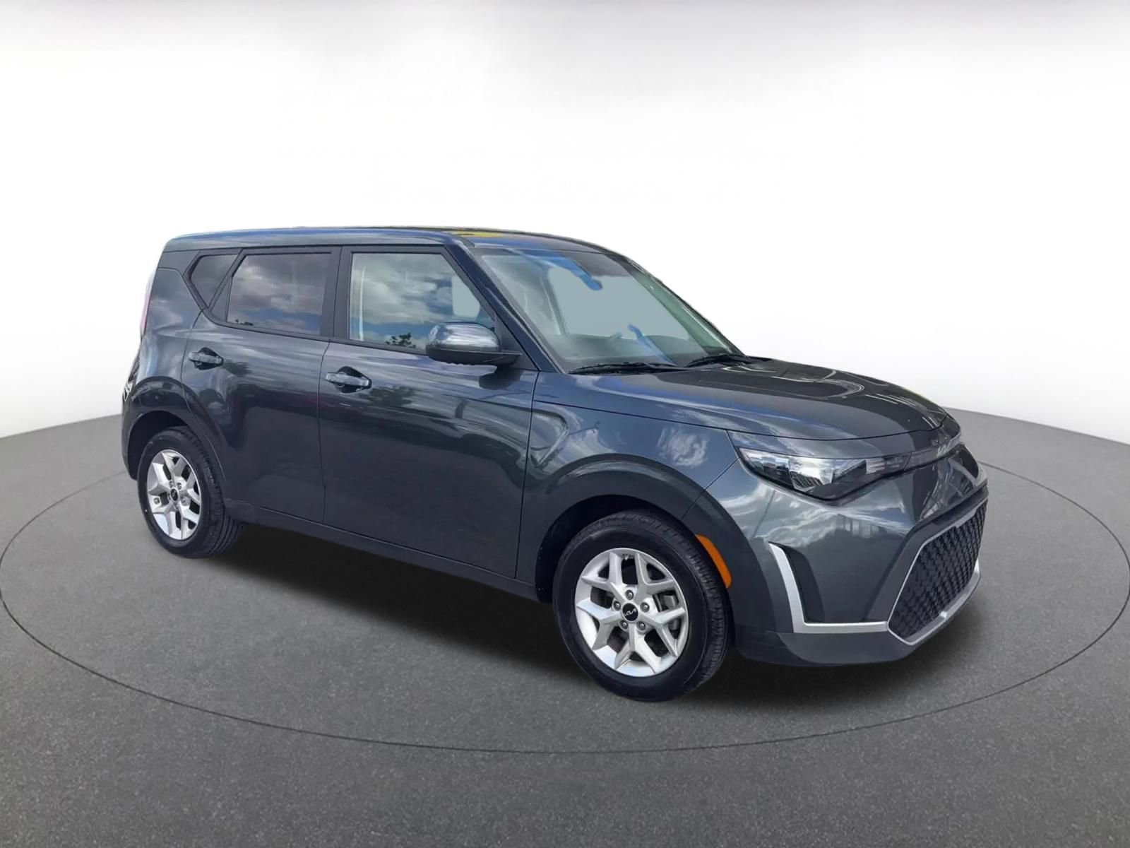 Used 2025 Kia Soul LX w/ LX Technology Package FWD image 2