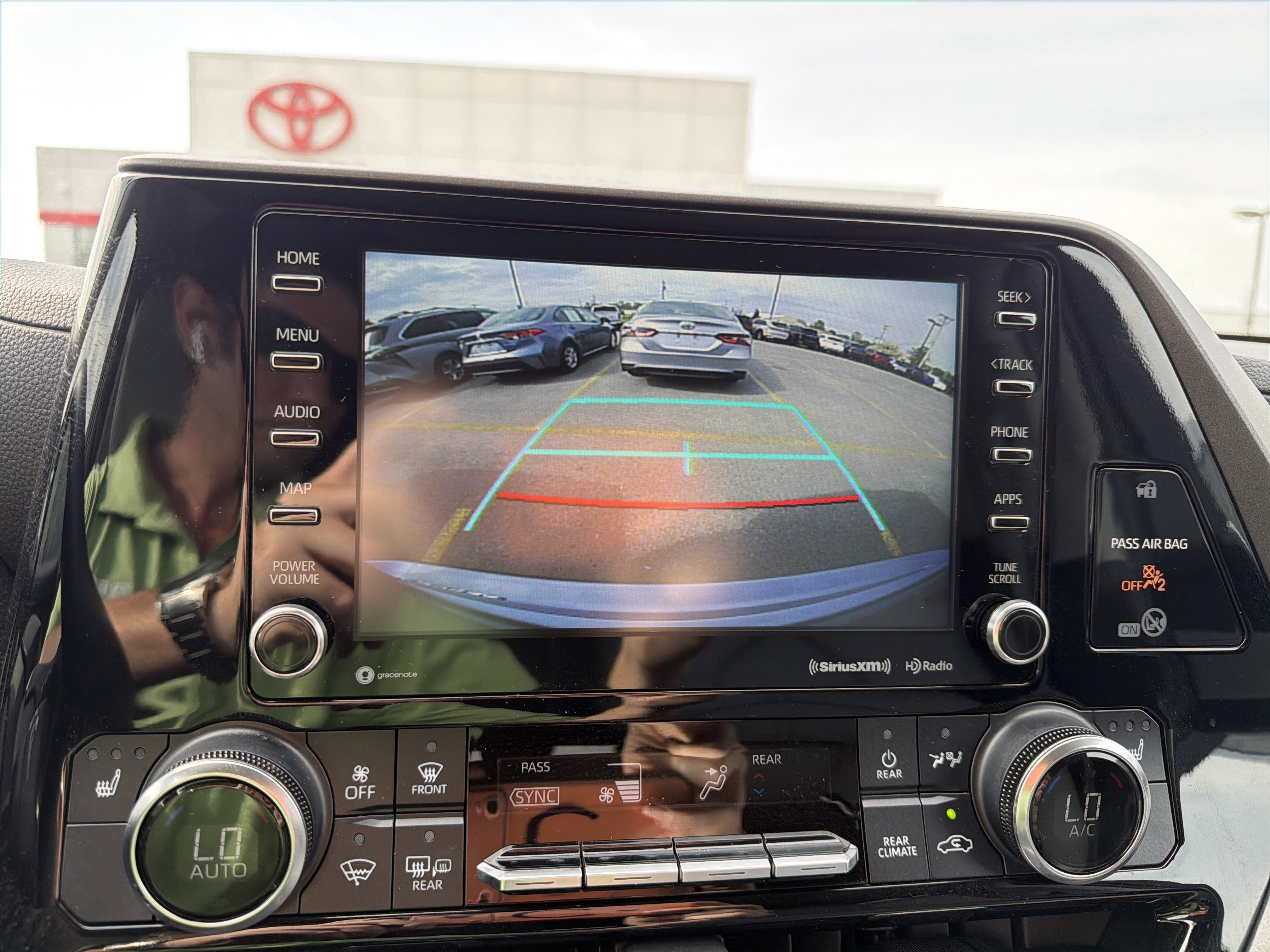 Used 2022 Toyota Highlander XLE AWD/4WD image 19