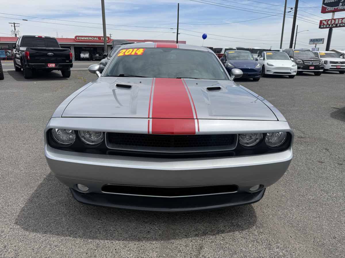 Used 2014 Dodge Challenger SXT RWD image 2