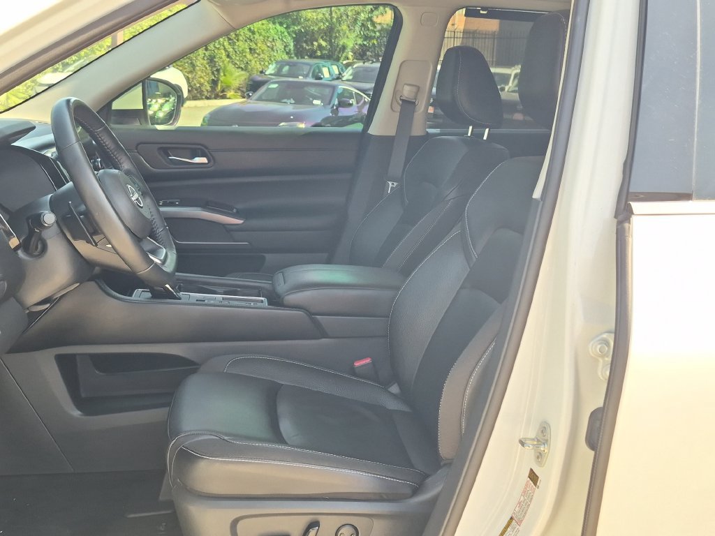 Used 2024 Nissan Pathfinder SL w/ Black Appearance Package FWD image 15