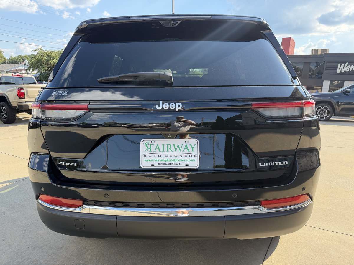 Used 2025 Jeep Grand Cherokee Limited w/ Luxury Tech Group II AWD/4WD image 7
