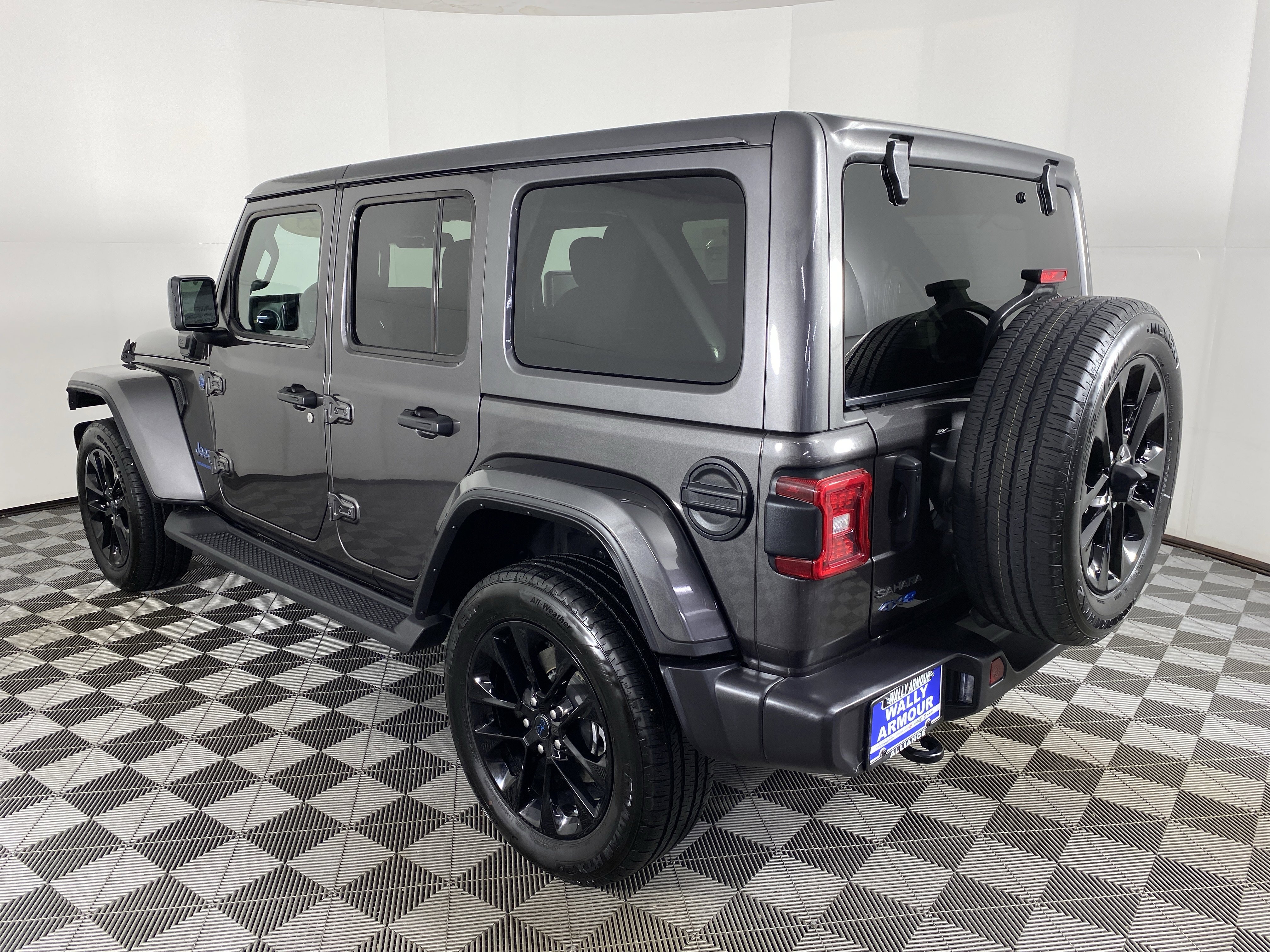 Used 2025 Jeep Wrangler Sahara AWD/4WD image 9