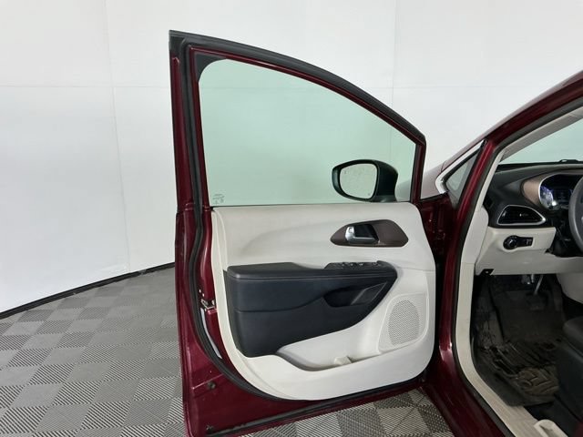Used 2018 Chrysler Pacifica L FWD image 8