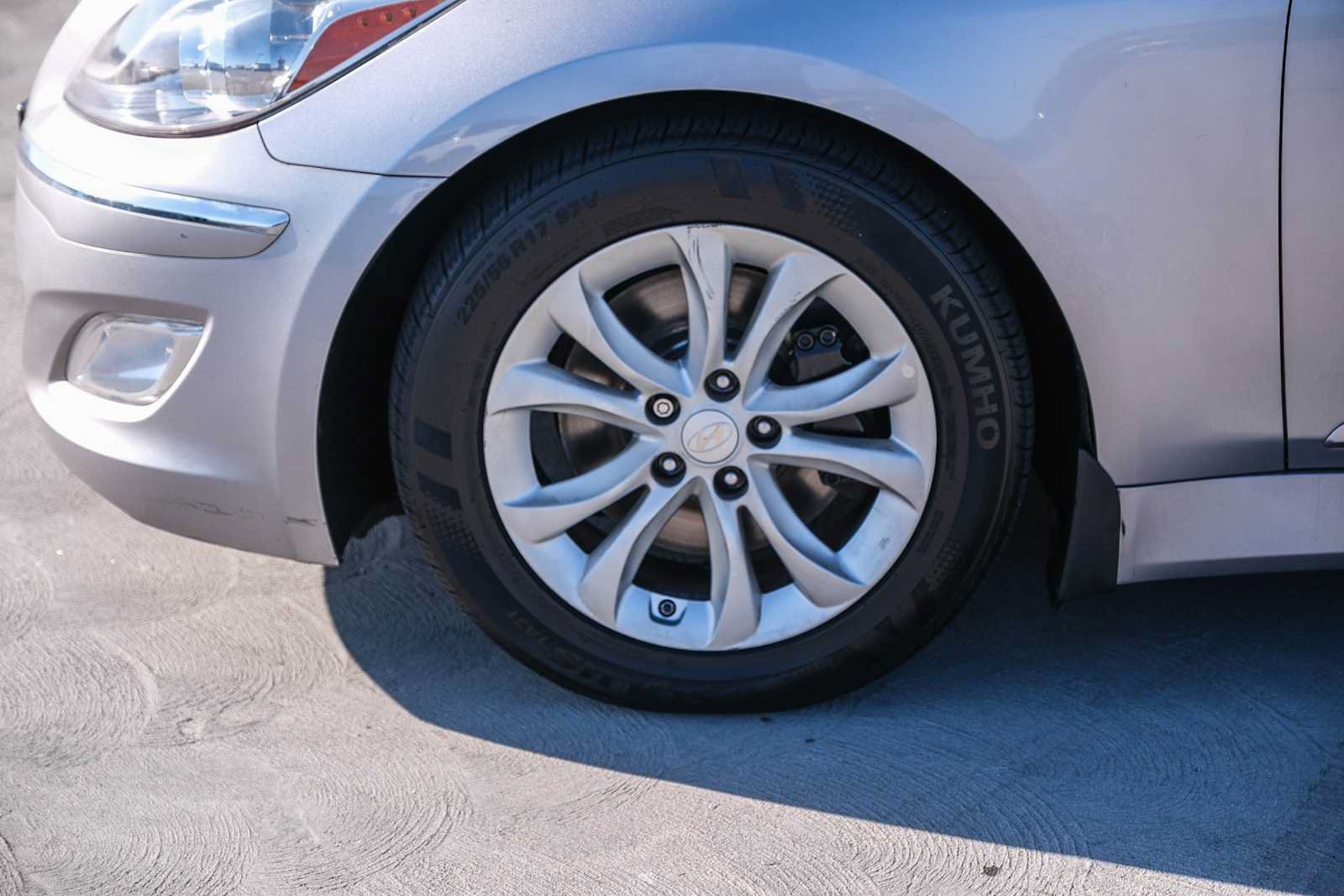 Used 2013 Hyundai Genesis 3.8 RWD image 10