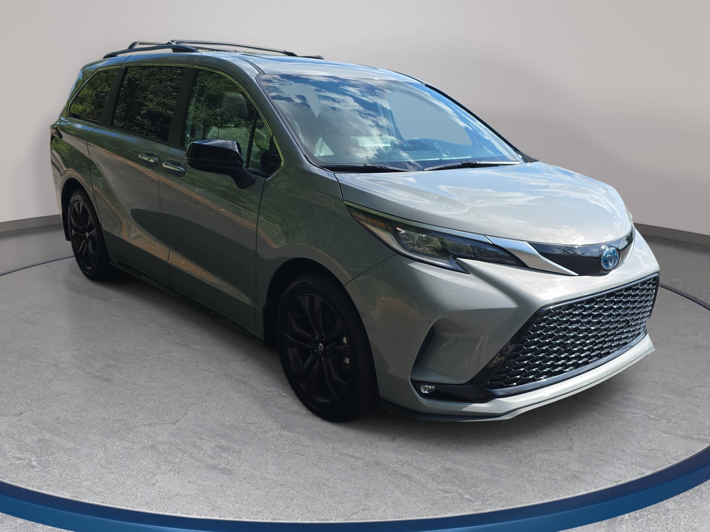 Used 2024 Toyota Sienna XSE FWD image 3