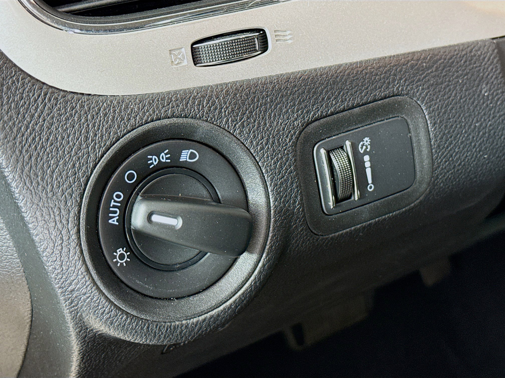 Used 2020 Dodge Journey SE w/ SE Popular Equipment Group image 9