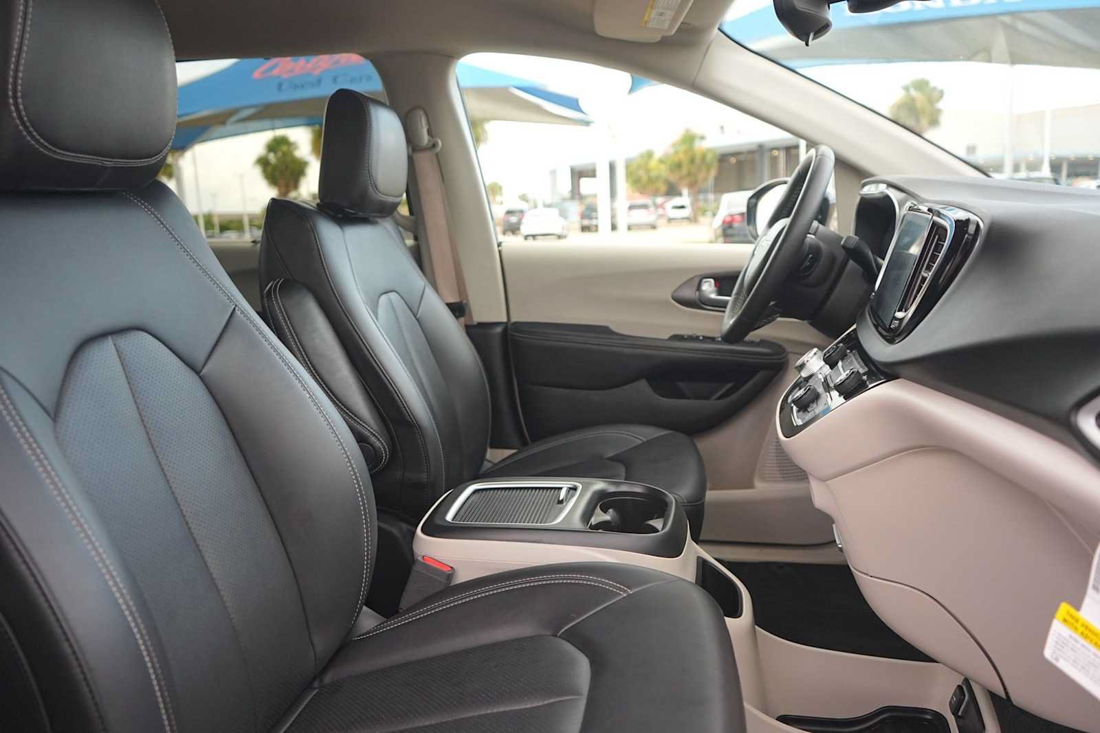Used 2024 Chrysler Pacifica Touring-L FWD image 15