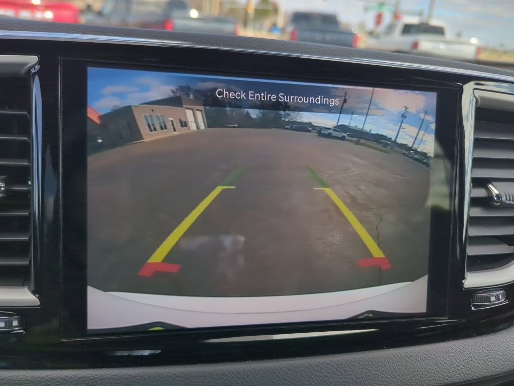 Used 2025 Chrysler Pacifica Select image 14