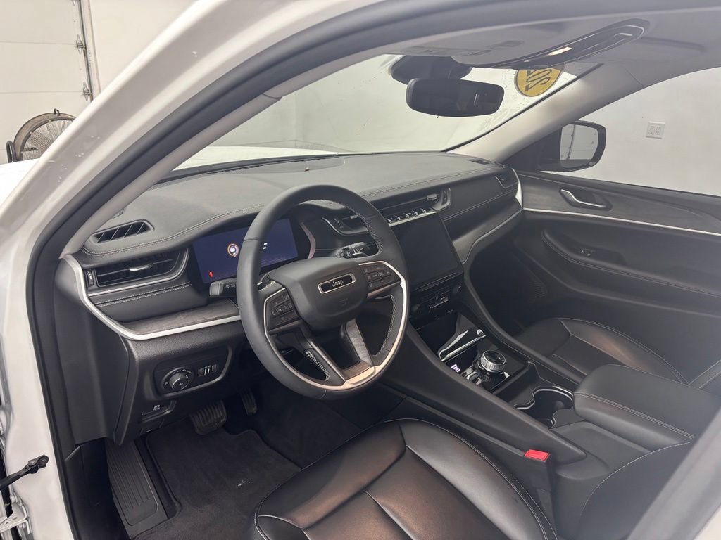 Used 2024 Jeep Grand Cherokee Limited AWD/4WD image 18