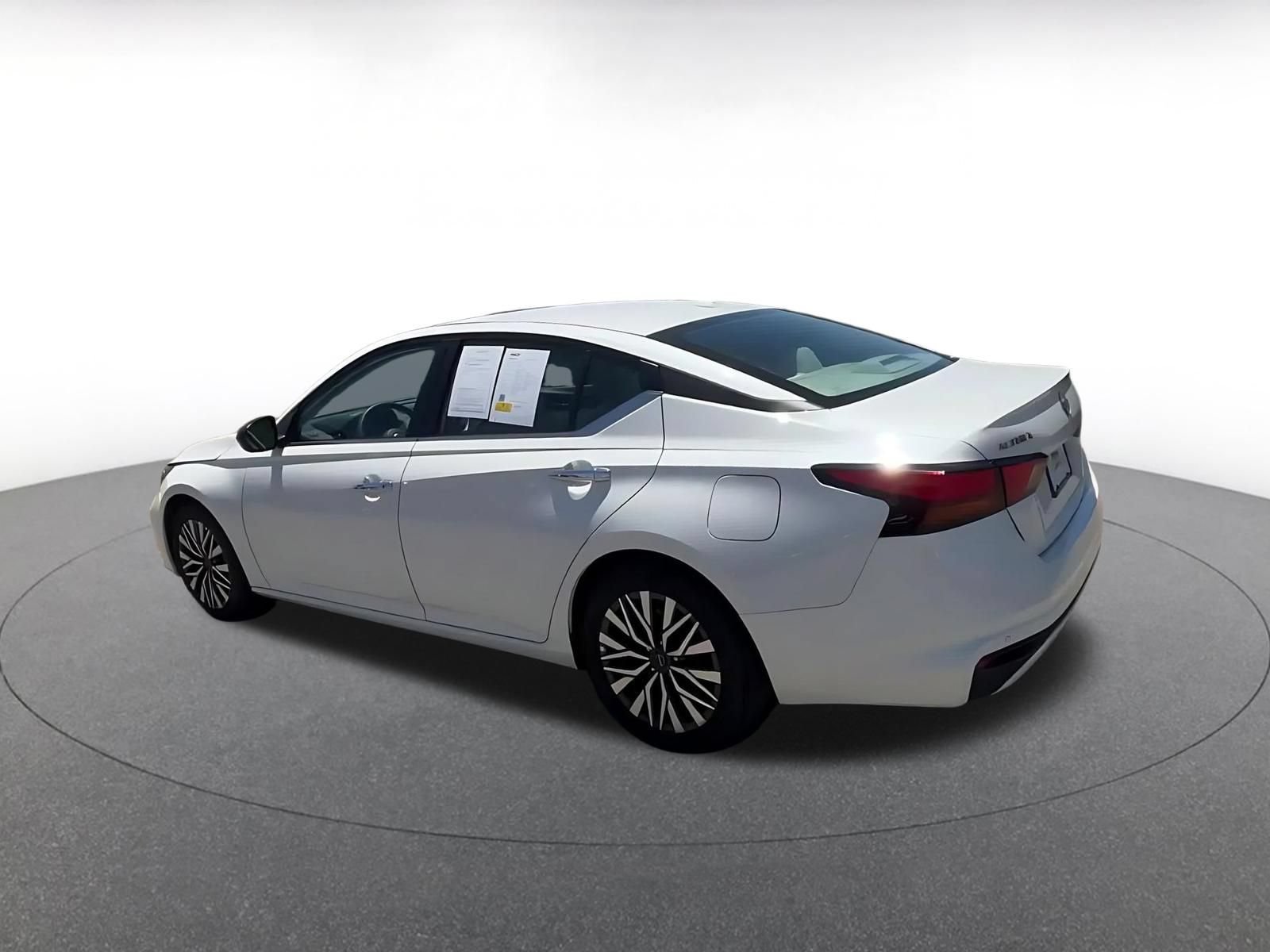 Used 2025 Nissan Altima 2.5 SV FWD image 10