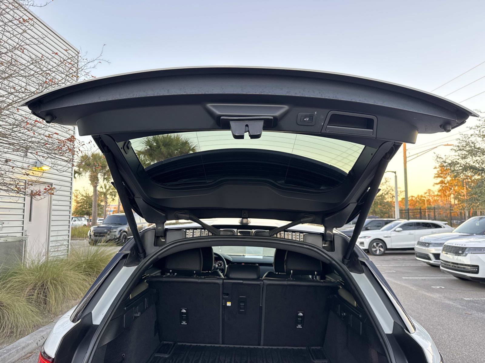 Used 2024 Land Rover Range Rover Velar Dynamic SE image 12