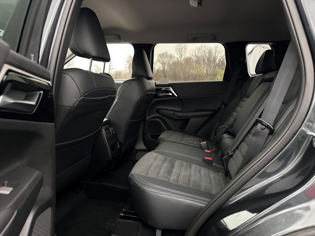 New 2025 Mitsubishi Outlander SE image 16