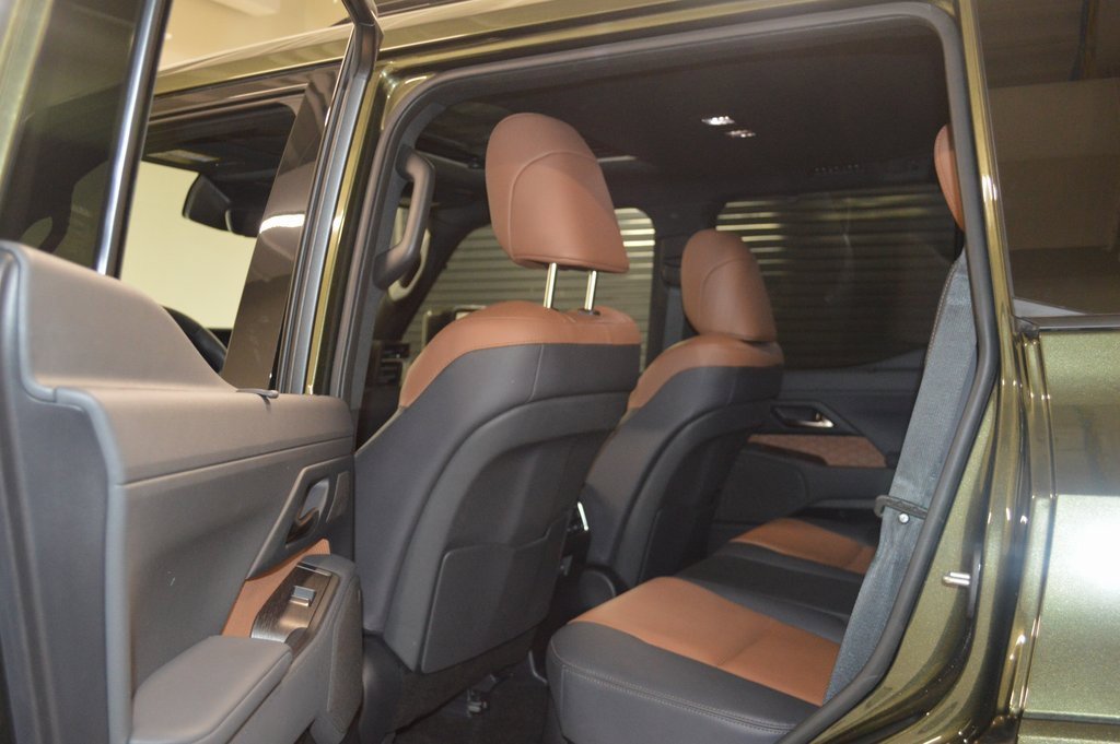 Used 2024 Lexus GX 550 w/ Accessory Package (Z1) image 34