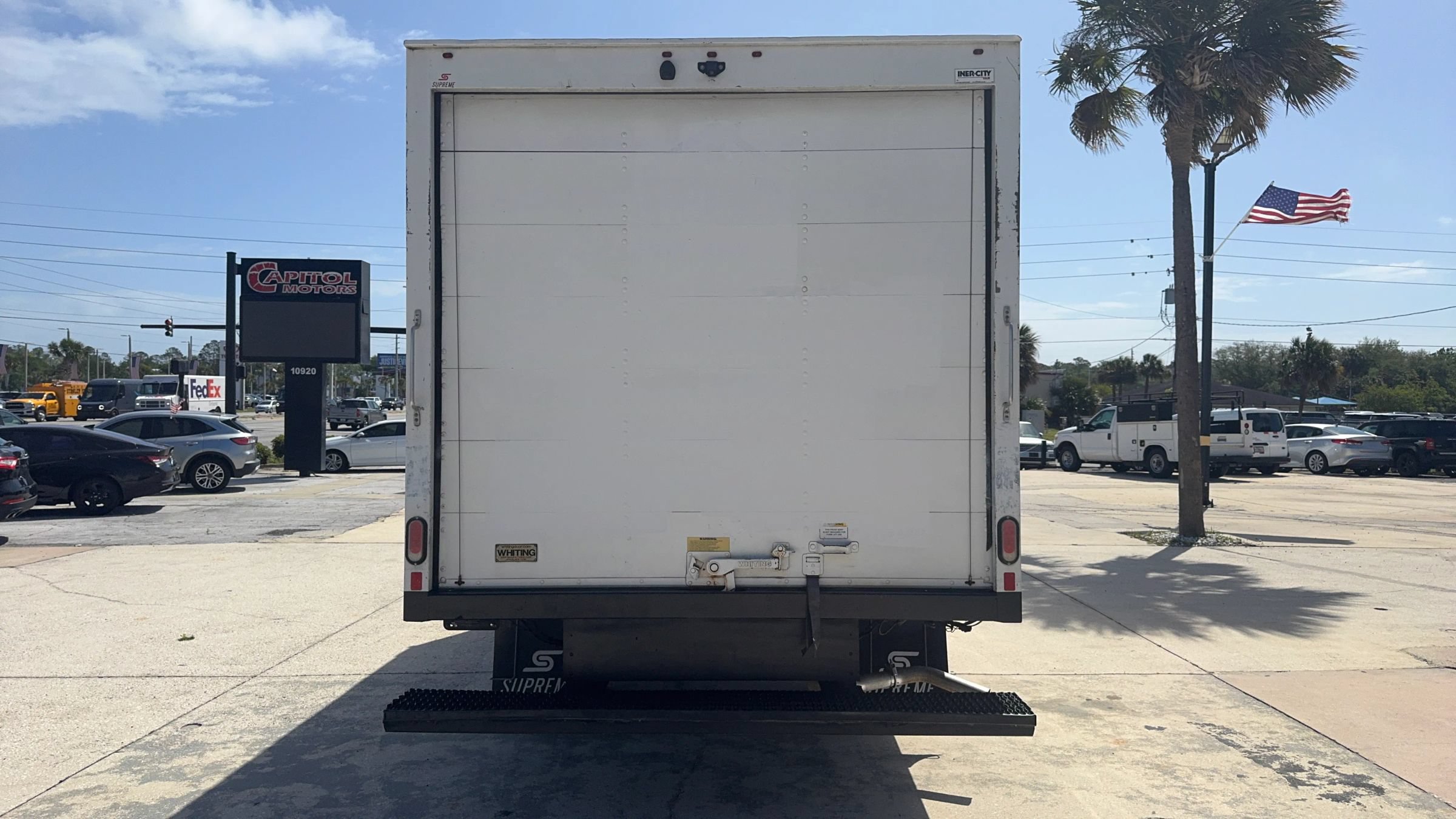Used 2018 Chevrolet Express 3500 w/ Driver Convenience Package RWD image 4