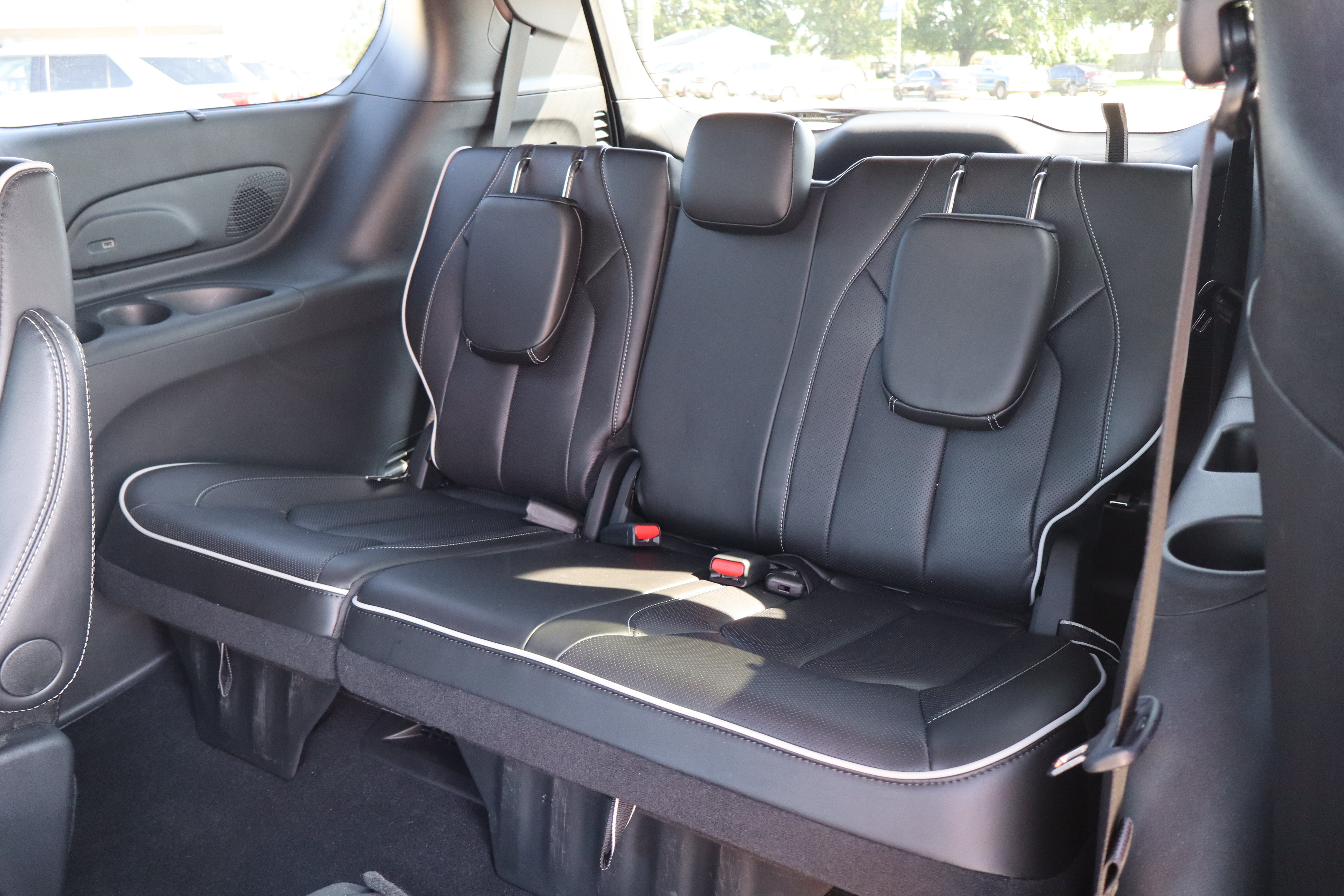 Used 2025 Chrysler Pacifica Limited FWD image 11
