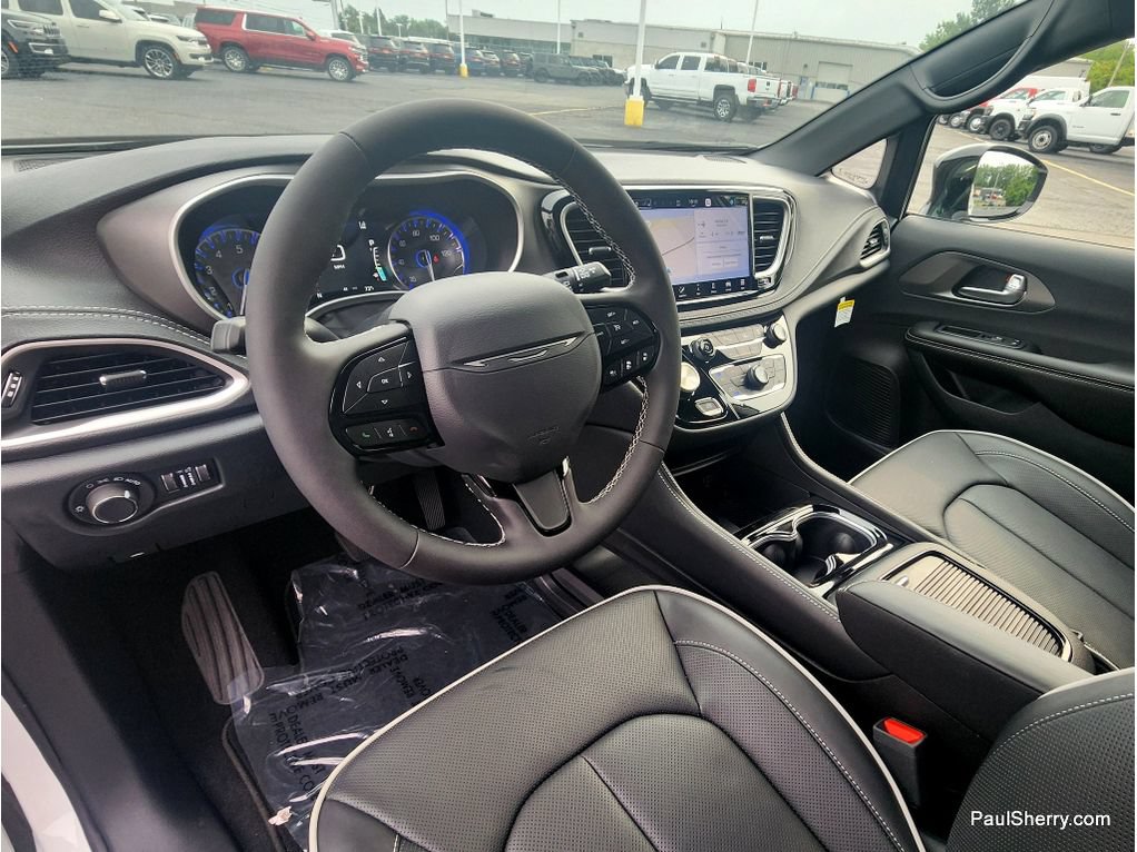New 2027 Chrysler Pacifica Limited FWD image 24