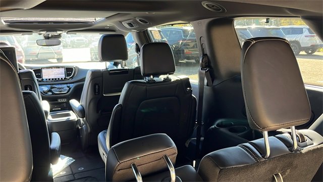 New 2025 Chrysler Pacifica Select image 45
