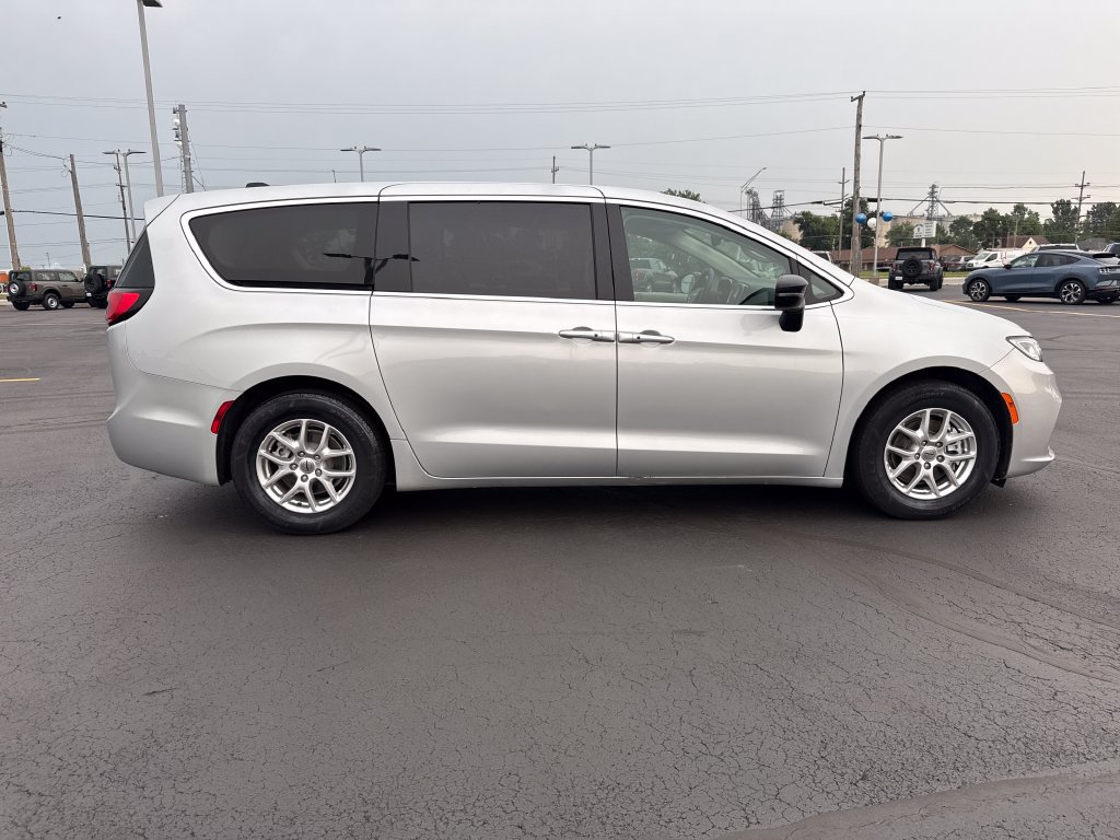 Used 2024 Chrysler Pacifica Touring-L FWD image 8
