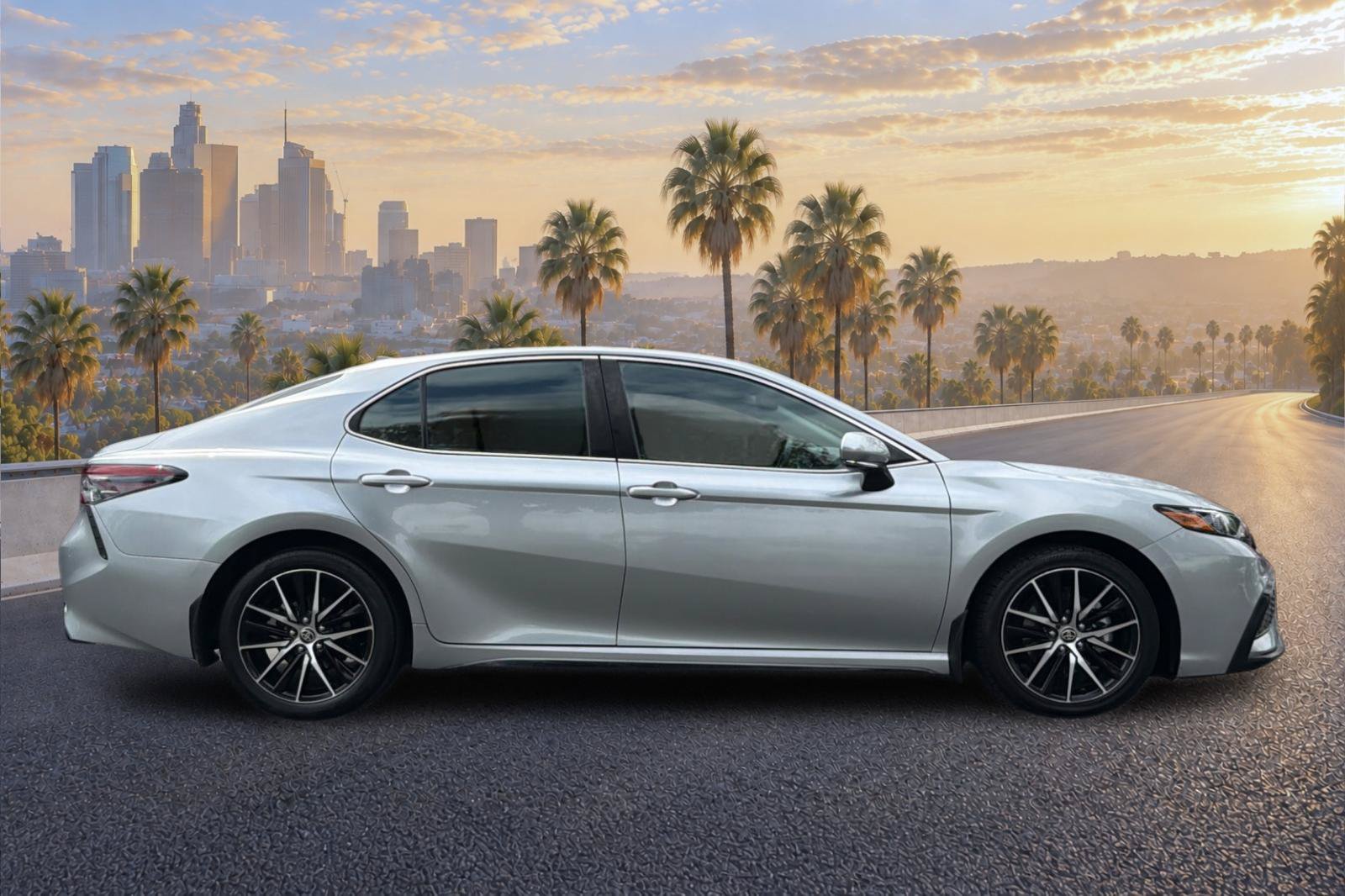 Used 2023 Toyota Camry SE w/ Convenience Package FWD image 3