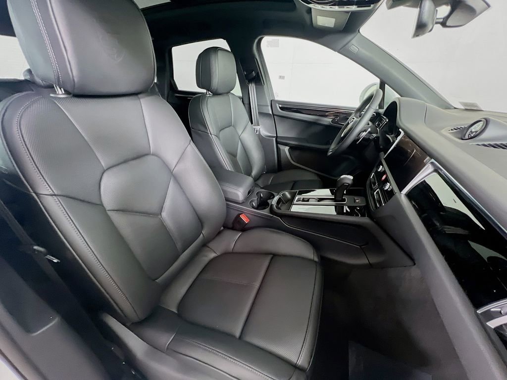 Certified 2026 Porsche Macan AWD/4WD image 30