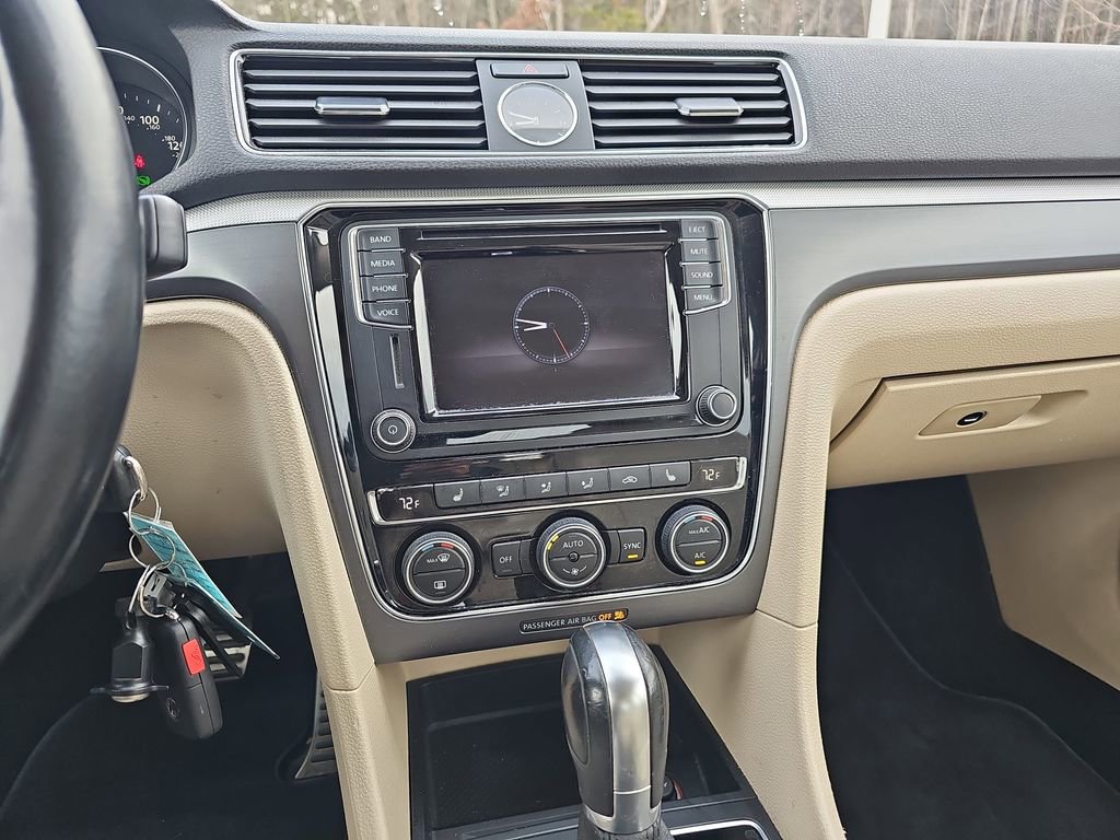 Used 2017 Volkswagen Passat 1.8T R-Line w/ R-Line Lighting Package image 21