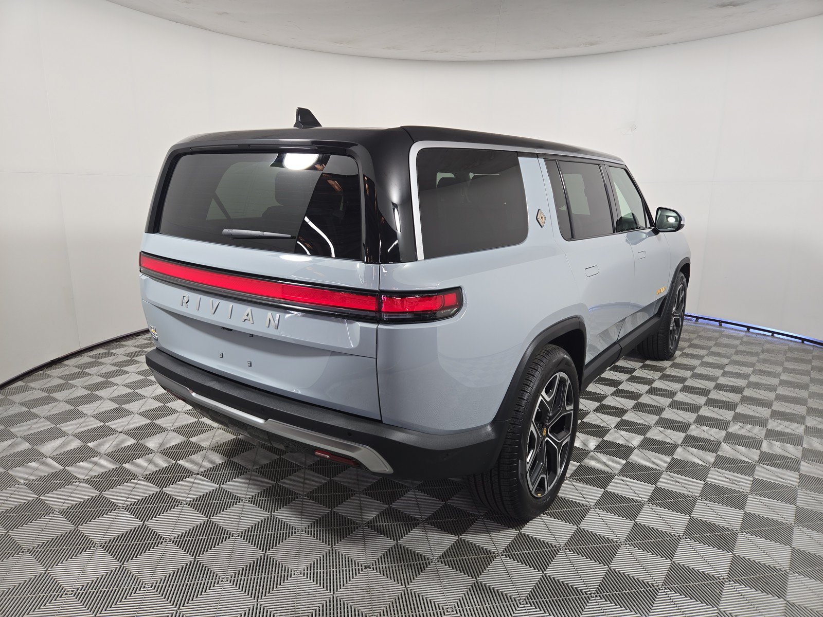Used 2024 Rivian R1S Adventure AWD/4WD image 5