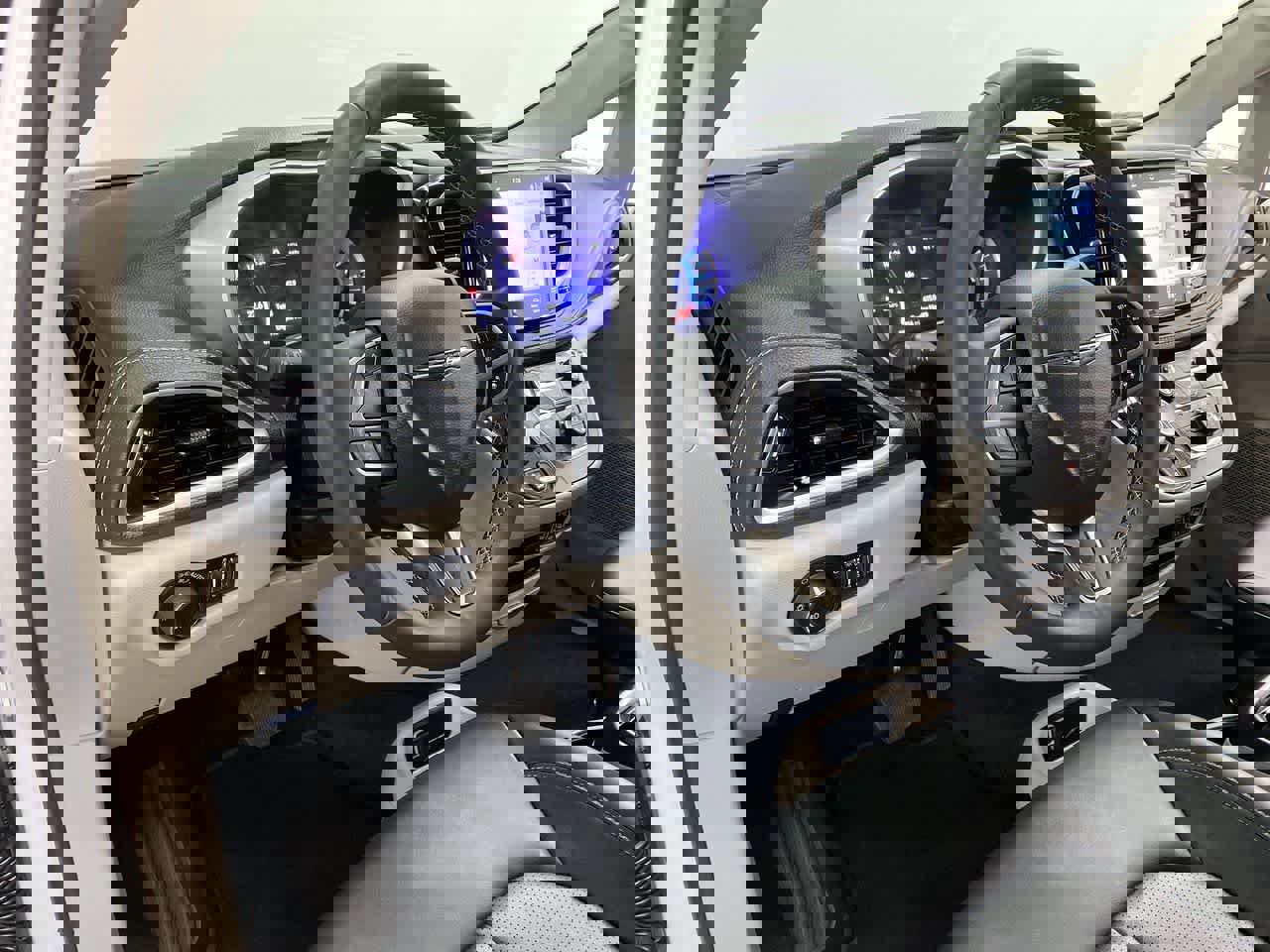 Used 2024 Chrysler Pacifica Select image 2