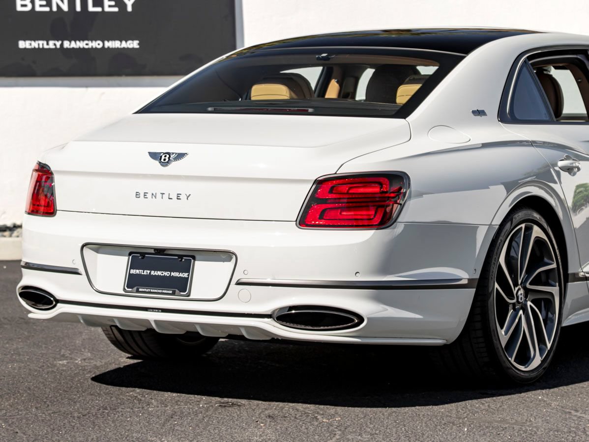 Used 2025 Bentley Flying Spur Plug-In Hybrid AWD/4WD image 12
