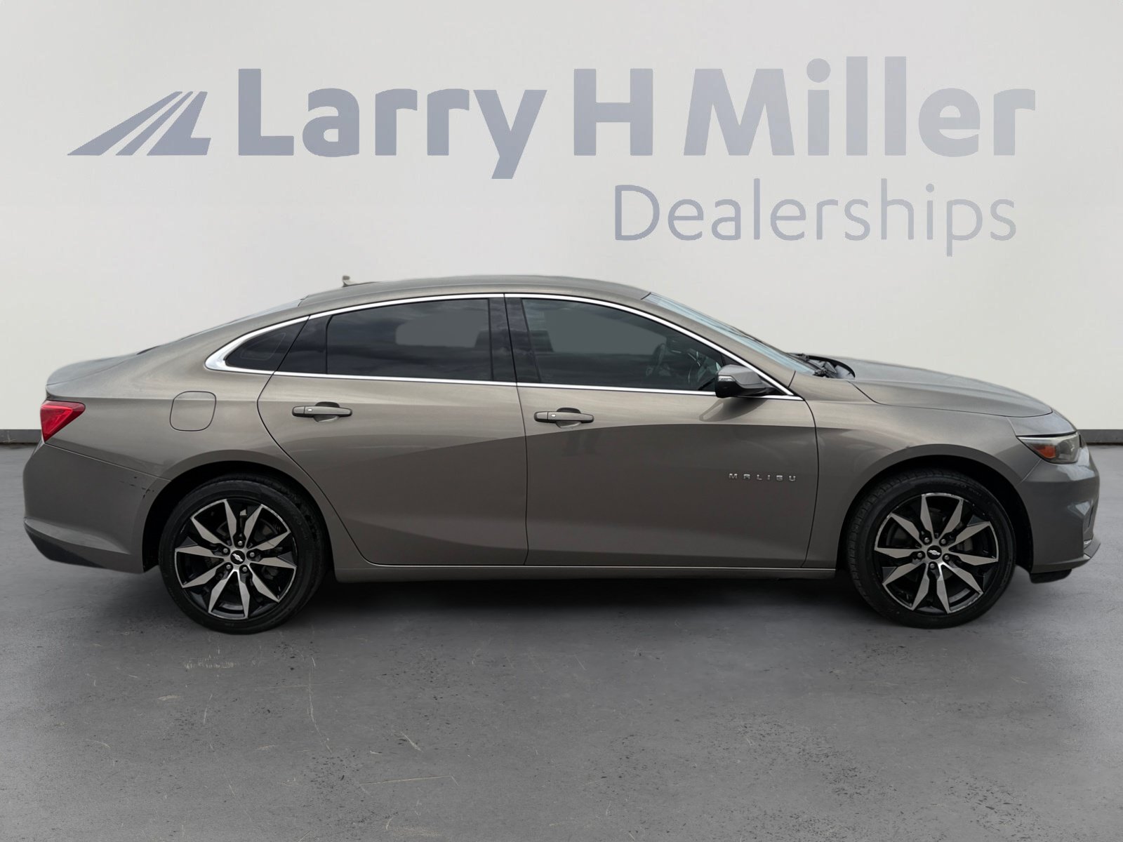 Used 2017 Chevrolet Malibu LT w/ Leather Package FWD image 6