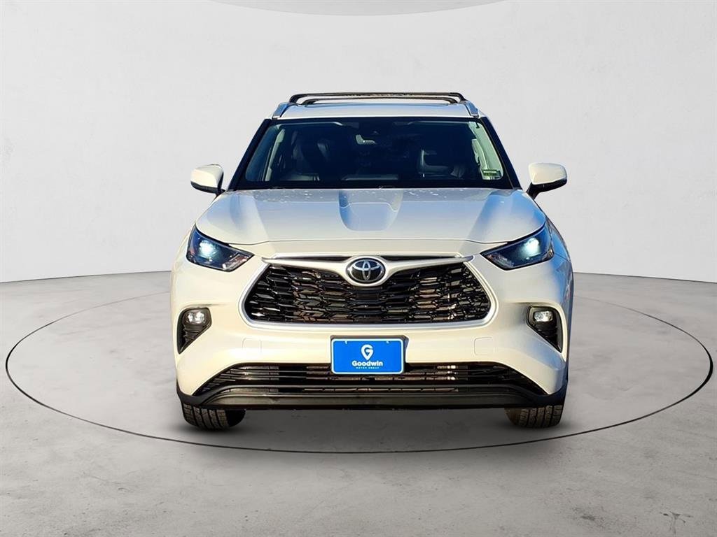 Used 2022 Toyota Highlander XLE image 2