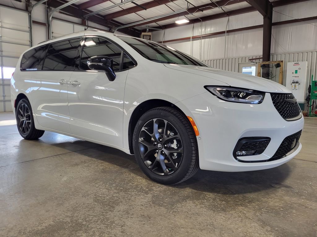 New 2026 Chrysler Pacifica Select w/ S Appearance Package image 7