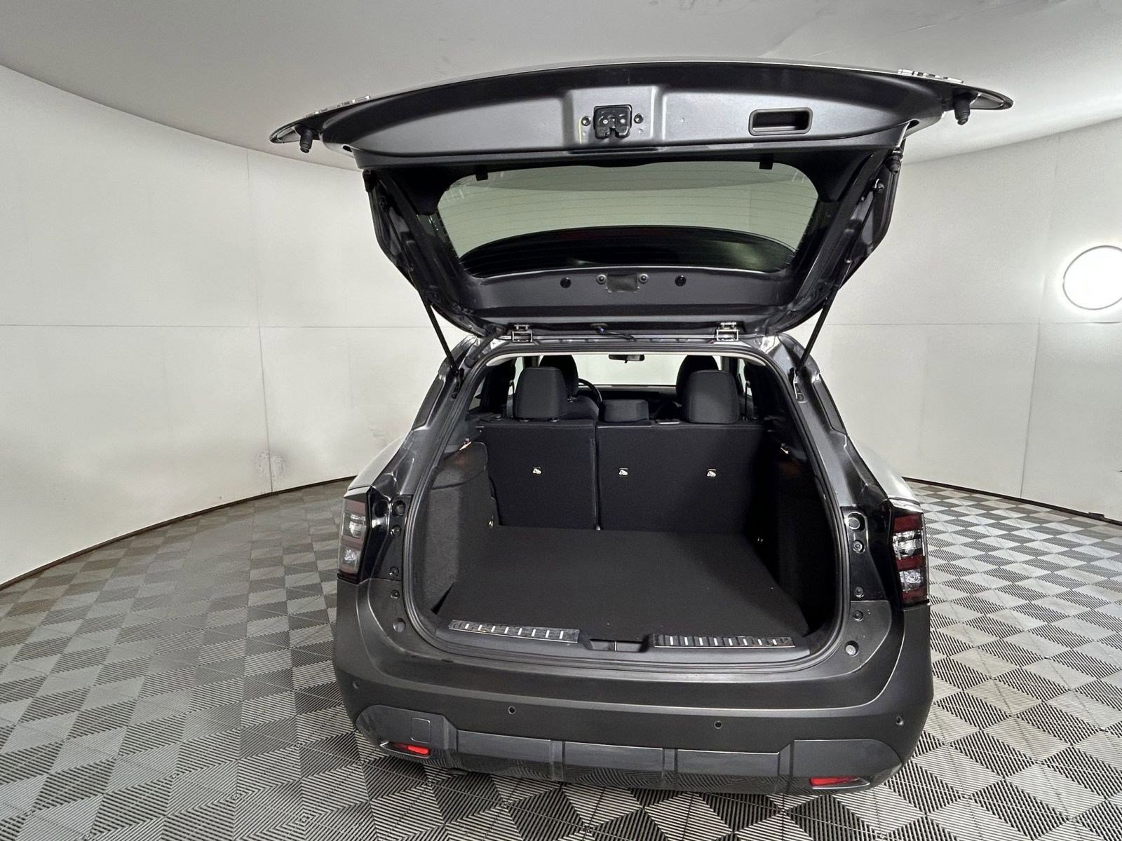 Used 2025 Nissan Kicks SV w/ Illumination Package image 10