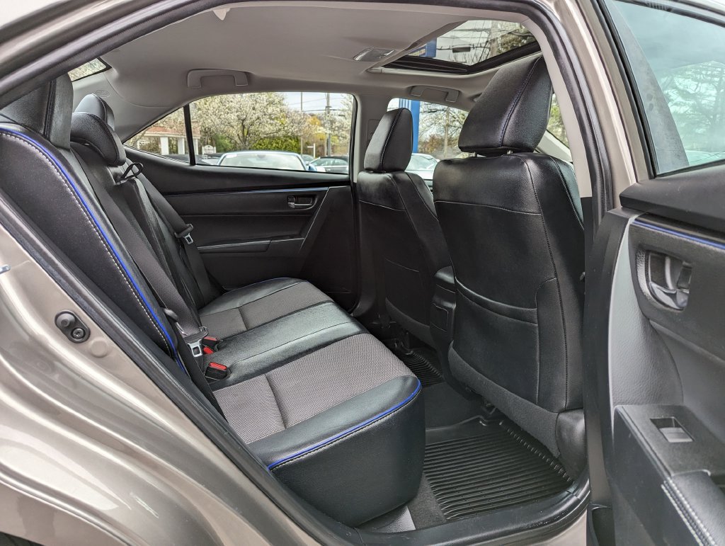 Used 2017 Toyota Corolla SE w/ SE Premium Package FWD image 38