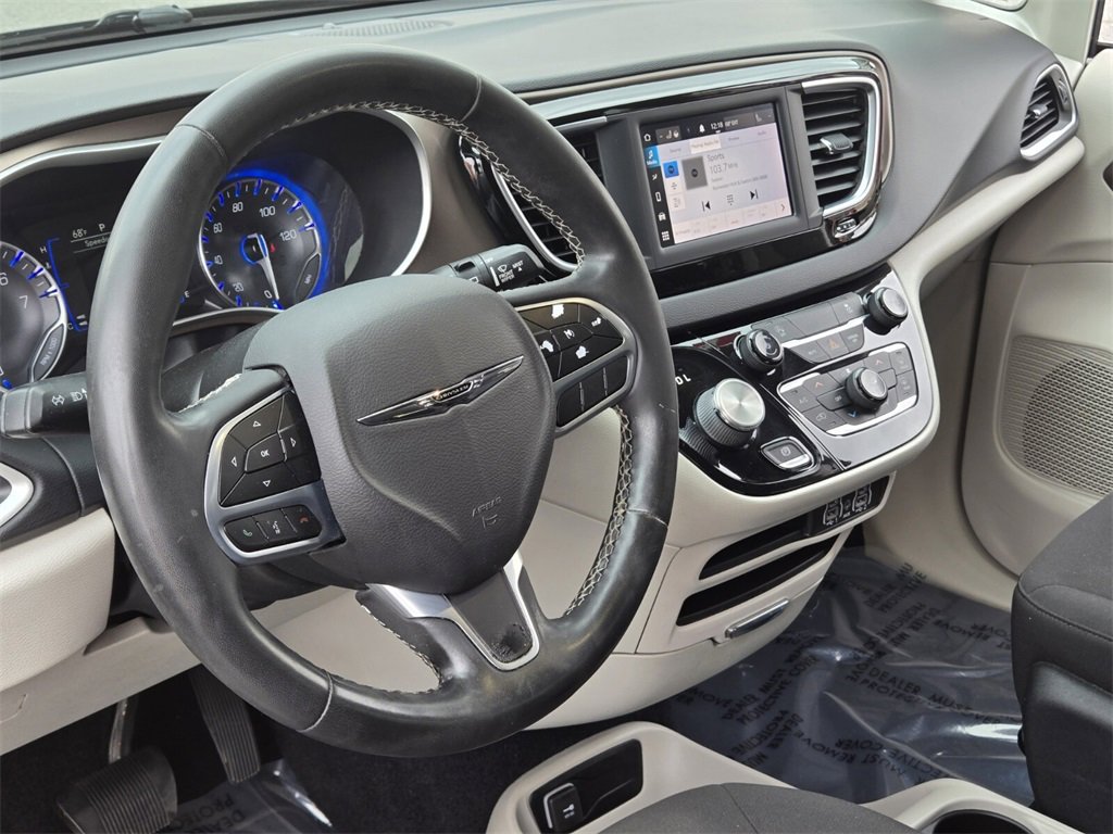 Used 2022 Chrysler Voyager LX image 10