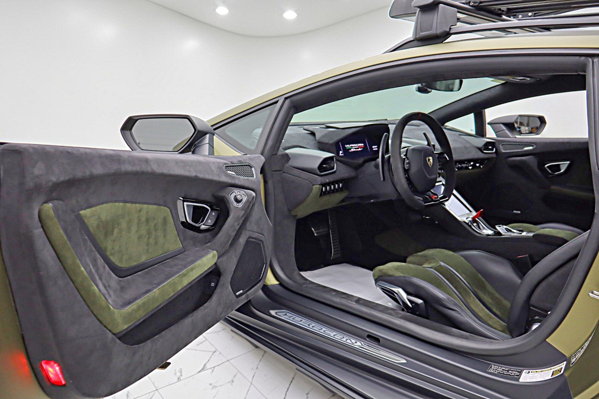 Used 2023 Lamborghini Huracan Sterrato image 43