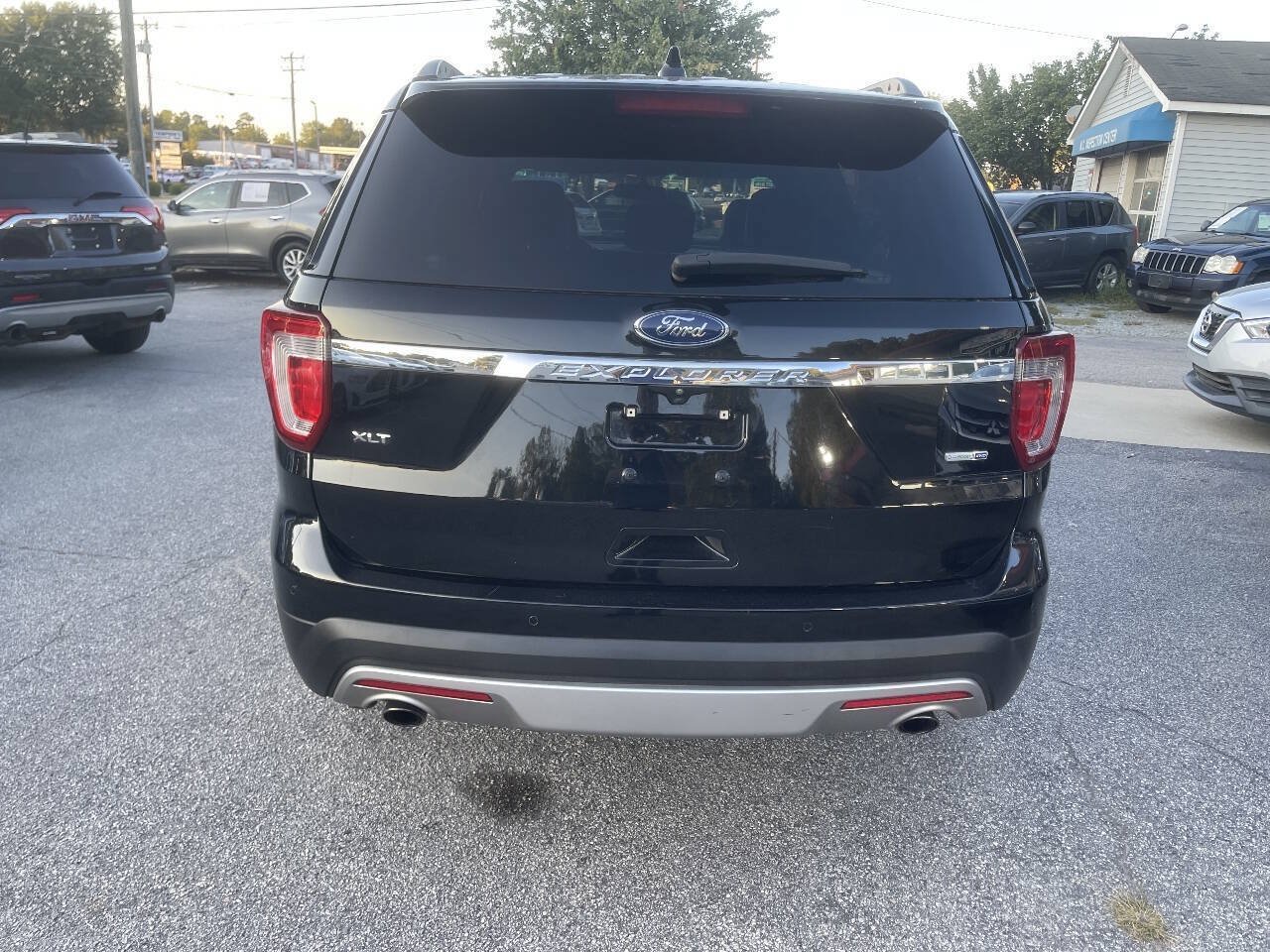 Used 2017 Ford Explorer XLT w/ Equipment Group 202A AWD/4WD image 9