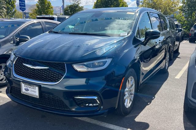 Used 2023 Chrysler Pacifica Touring-L FWD image 2