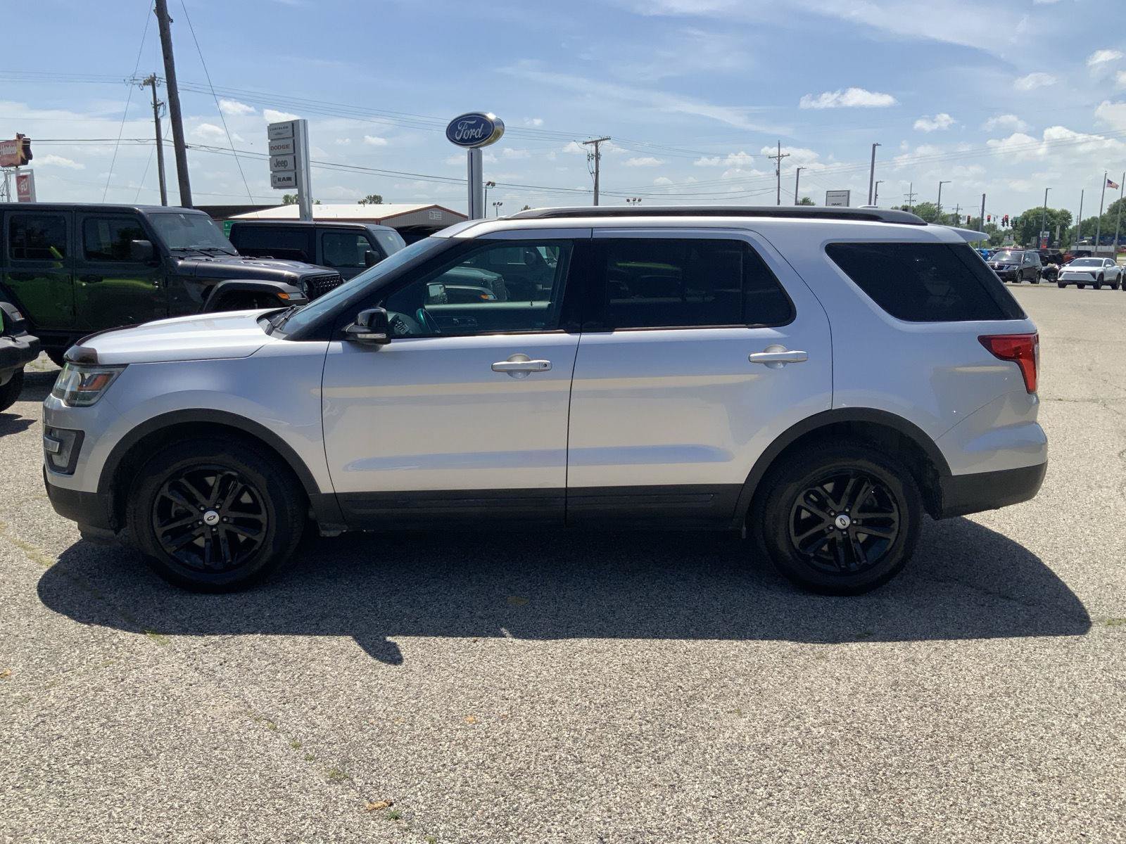 Used 2017 Ford Explorer XLT FWD image 7