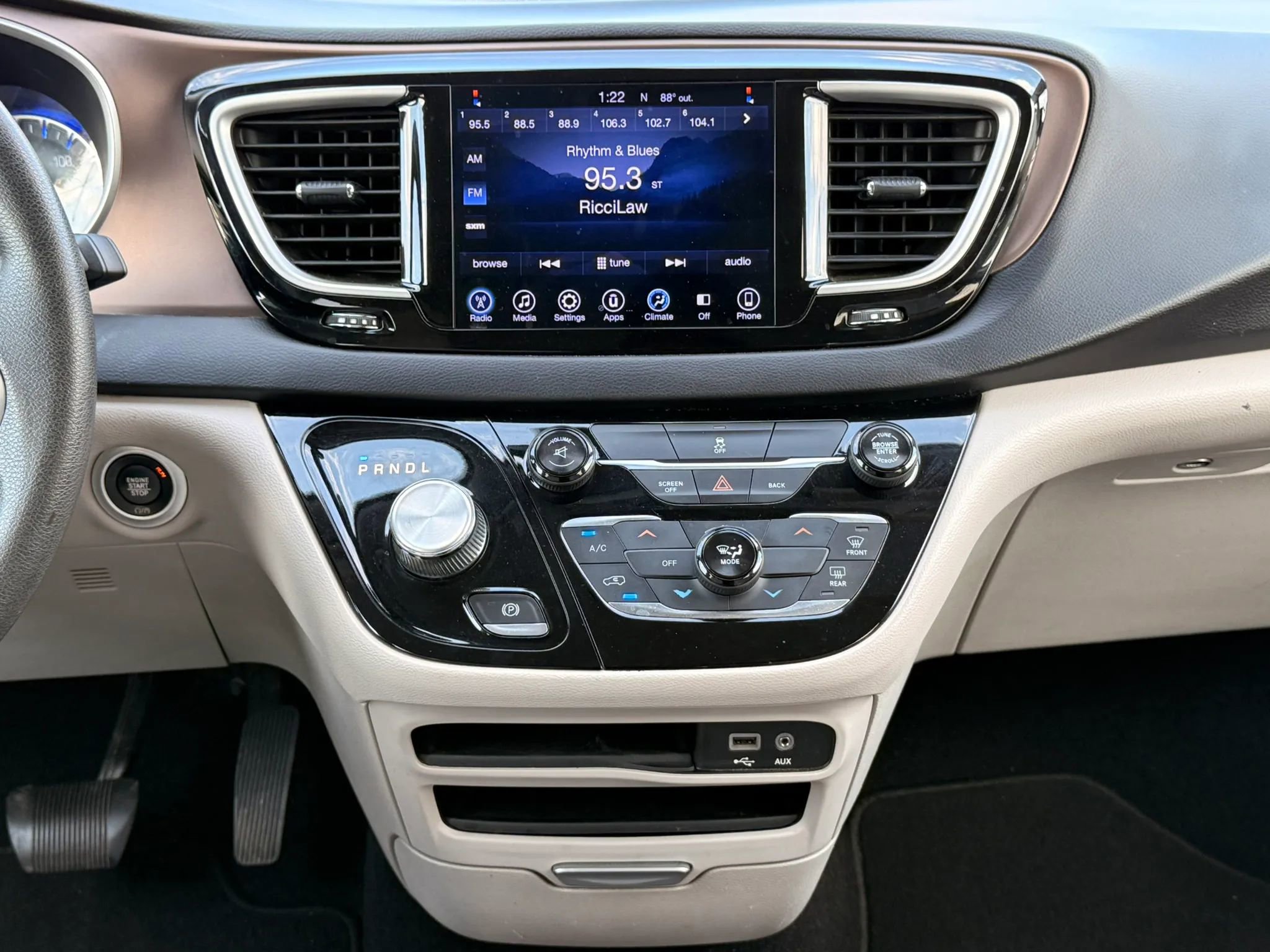 Used 2017 Chrysler Pacifica Touring FWD image 16