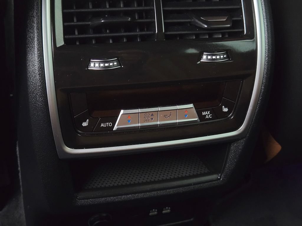 Used 2022 BMW X7 xDrive40i w/ M Sport Package AWD/4WD image 15