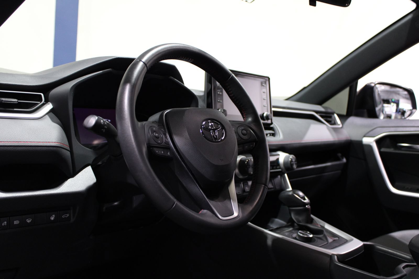 Used 2022 Toyota RAV4 SE w/ Weather & Moonroof Package AWD/4WD image 23