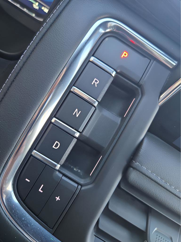 Used 2023 Chevrolet Tahoe Z71 w/ Luxury Package AWD/4WD image 31