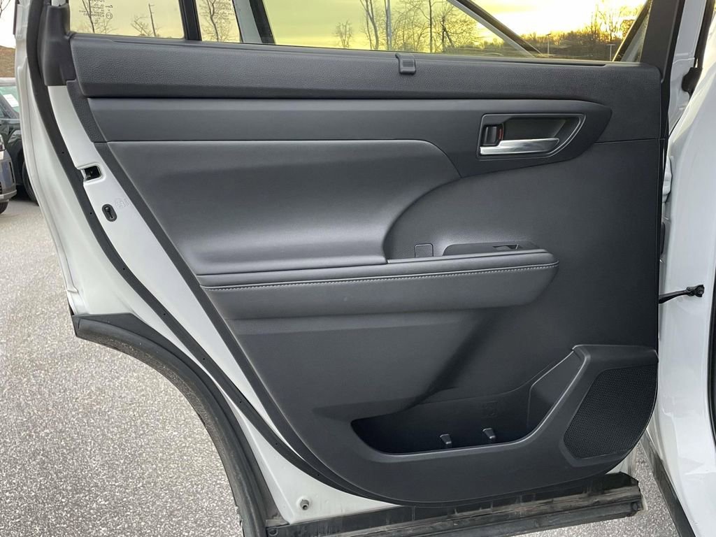 Used 2021 Toyota Highlander XSE image 2