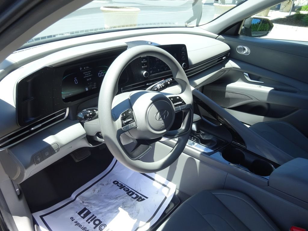 Used 2025 Hyundai Elantra Hybrid FWD image 12