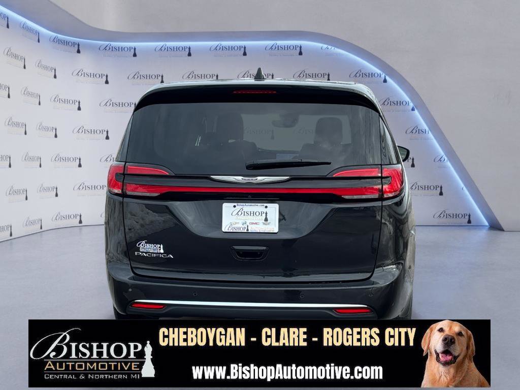 Used 2023 Chrysler Pacifica Touring-L image 19