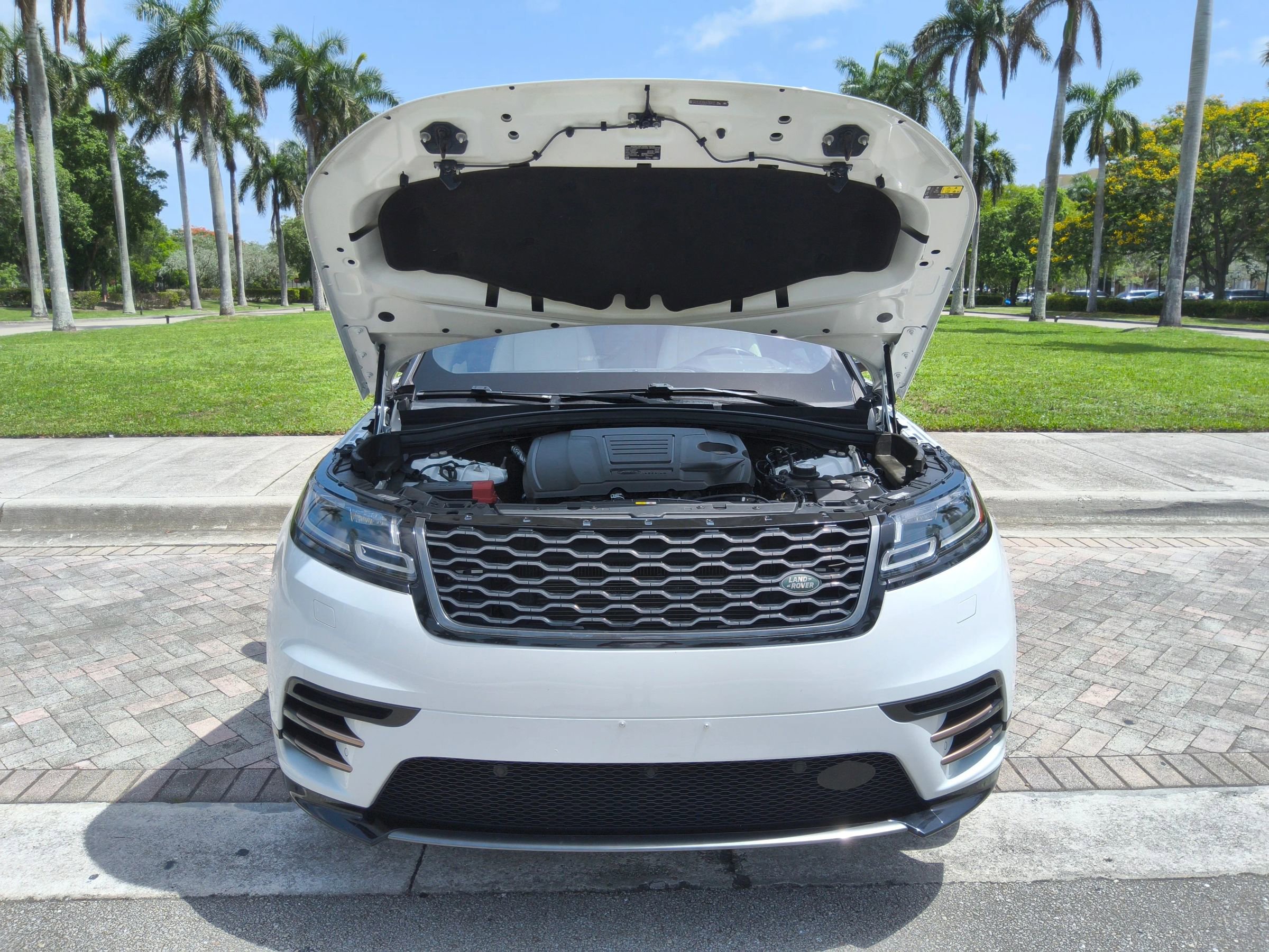 Used 2019 Land Rover Range Rover Velar R-Dynamic SE image 34