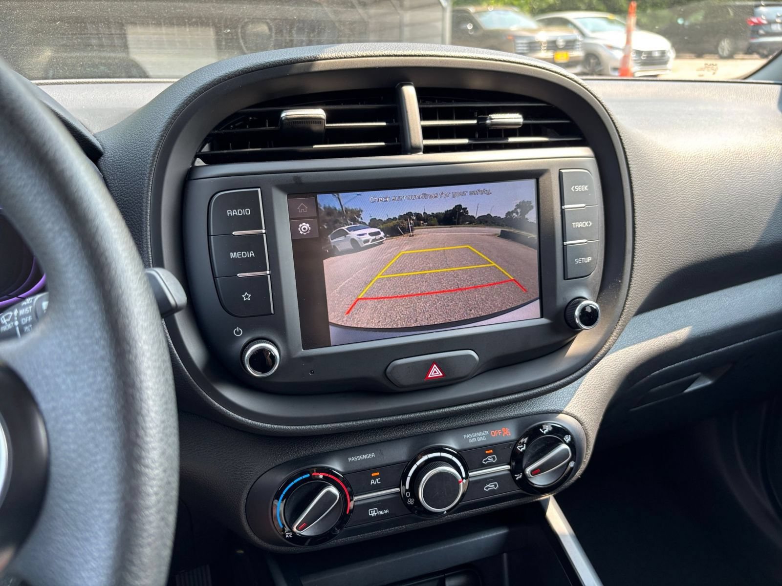 Used 2025 Kia Soul LX w/ LX Technology Package FWD image 17