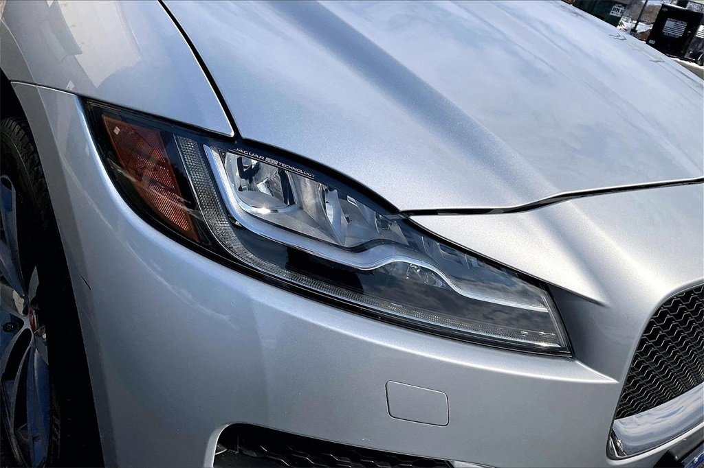 Used 2017 Jaguar F-PACE Prestige image 32